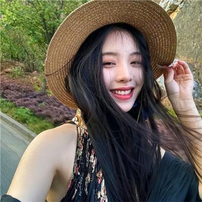 穿黄睡衣的女孩